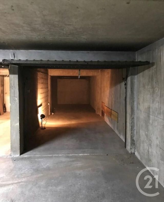 Afficher la photo en grand parking à louer - 36.0 m2 - FONTAINEBLEAU - 77 - ILE-DE-FRANCE - Century 21 Agence Babut