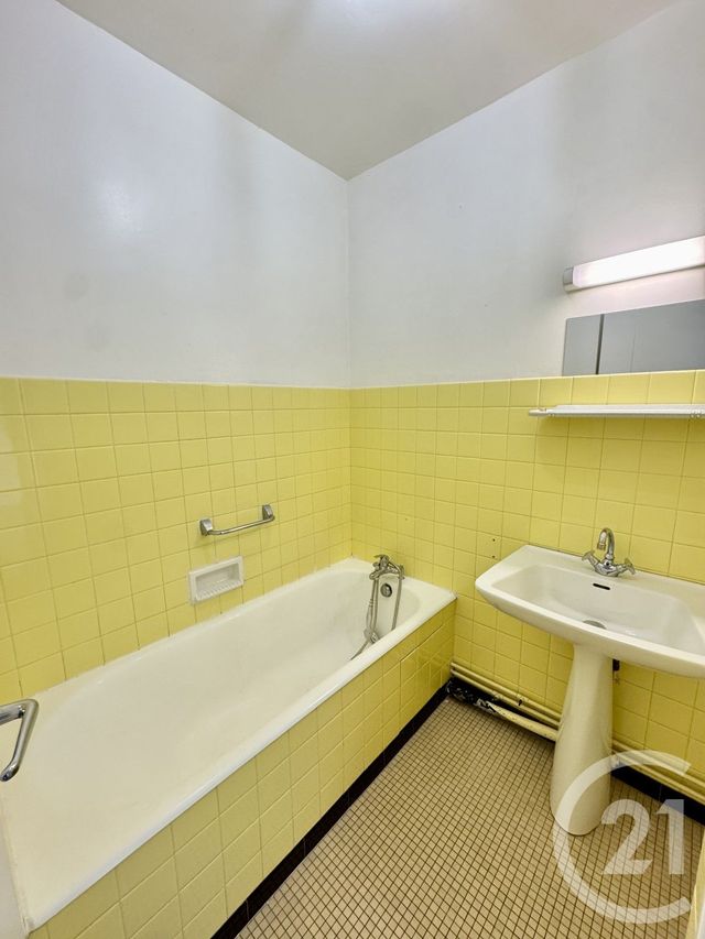 Appartement Studio à vendre - 1 pièce - 28.4 m2 - FONTAINEBLEAU - 77 - ILE-DE-FRANCE - Century 21 Agence Babut