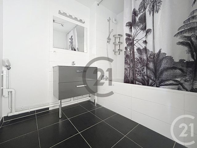 Appartement T3 à vendre - 3 pièces - 76.2 m2 - FONTAINEBLEAU - 77 - ILE-DE-FRANCE - Century 21 Agence Babut