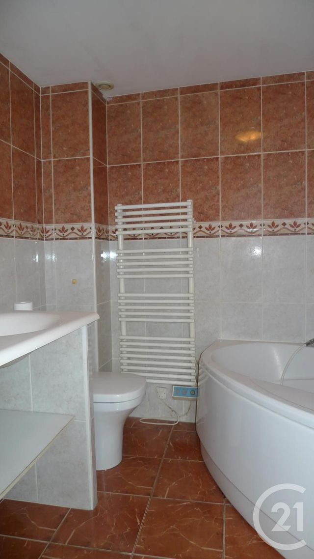 Appartement à louer - 2 pièces - 42.88 m2 - FONTAINEBLEAU - 77 - ILE-DE-FRANCE - Century 21 Agence Babut